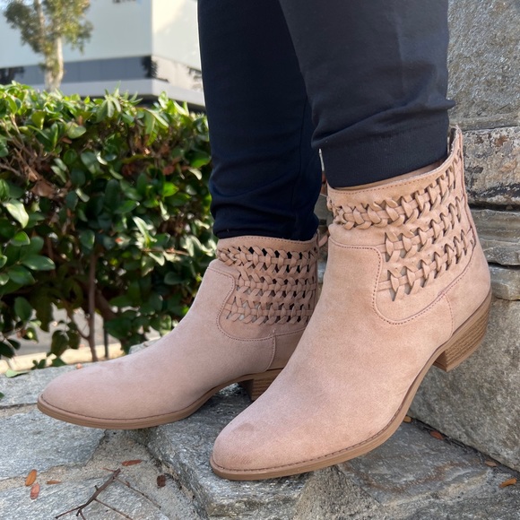 Shoes - New beautiful braided tan bootie